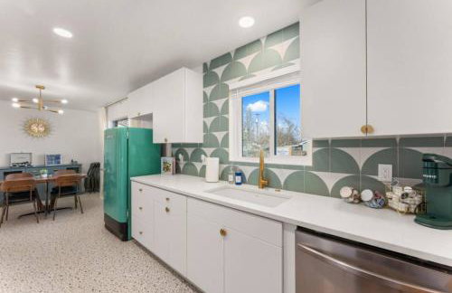 The Aspen is a mid-century modern upstairs unit. - Foto 14