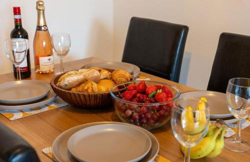 Spacious Apartment in Woking Town Centre - Photo 9