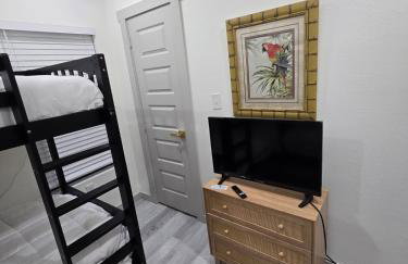 Modern B&W Coastal Retreat 2BR 2BA and Laundry - Foto 37