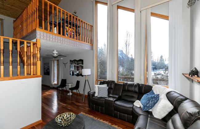 Dream 4-Br 4-Ba Chalet | Private Hot Tub | 2 min to Jasper National Park Gates - Photo 14