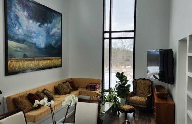 the Sugar Cube, a stunning, spacious, and modern villa with an orchard maze - Foto 1