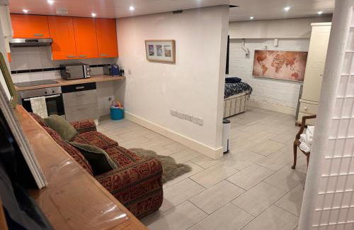 Studio Retreat with Small Garden and Own Entrance - Foto 1