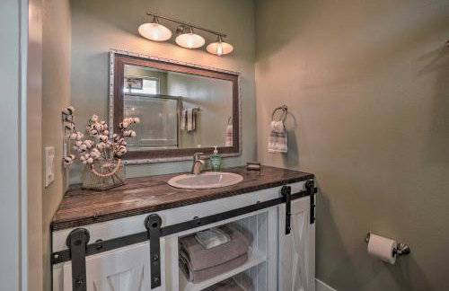 Modern Retreat with Deck Walk to White River! - Foto 14