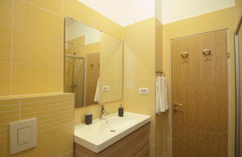City Lights Apartment - Photo 22