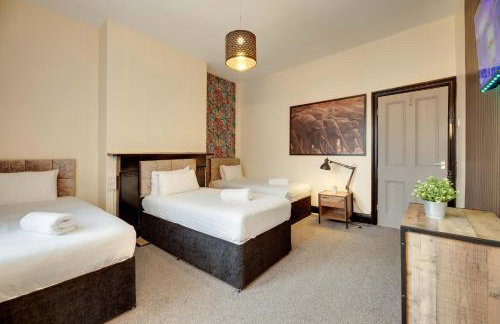 Newcastle CITY APT5,FREE STREET PARKING,4 BEDROOM HOUSE WITH 2 FULL BATHROOM AND KITCHEN,ALL ROOMS WITH TVs,7 BEDS,NETFLIX - Photo 15