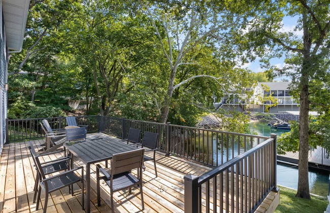 Luxury Waterfront Lakehouse With Private Dock Views - Photo 7