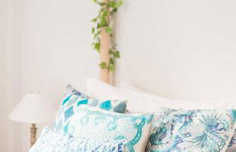 Charming Apartment With Vibrant Accents - Photo 5