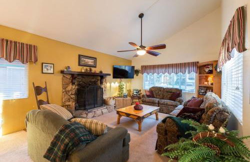 Spacious cozy chalet huge deck over seasonal creek - Foto 37