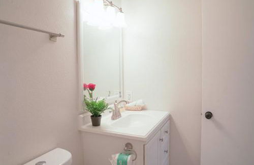 Vegas Hideaway with Jacuzzi & Pool by Strip - Foto 28