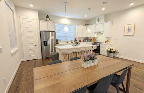 TMC 3-Story Townhome FREE EV Charge - Foto 35