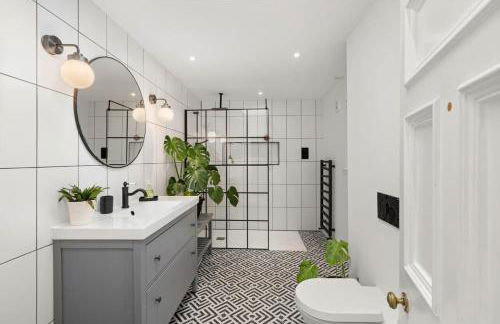 Gilmore House - 5 Bedroom Victorian Home with Hot Tub - Photo 15