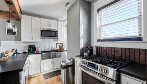 Elegant Historic Apartment with Craftsman Details - Foto 2