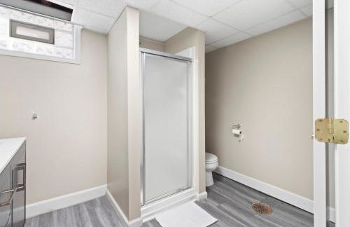 Inviting 4BR2BA in Oakley with 2 Park Spots & Lg Deck - Foto 12