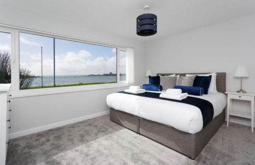 Castle View - 2 Bed Stylish Coastal Port Solent Retreat with Views! Parking, Sleeps 6 - LONG TERM STAY WINTER SPECIAL OFFER- By Blue Puffin Stays - Photo 2