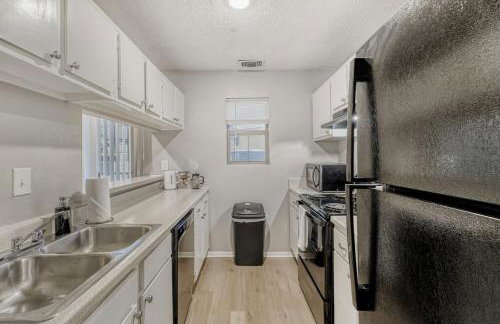 Relaxing King Suite Getaway - Sleeps 4 - Pool, Pkg - Foto 22