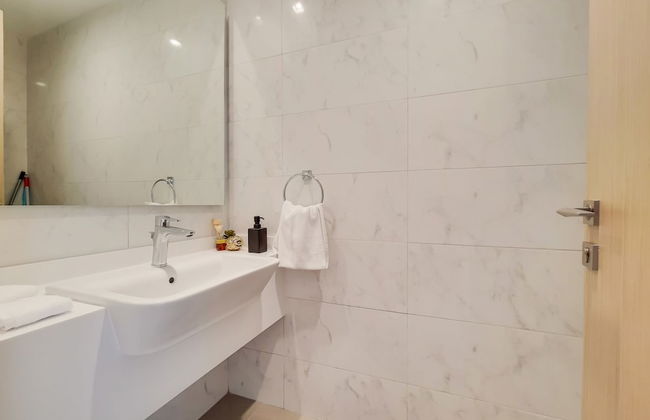 GreenFuture - Panoramic City View From This High-Rise Chic Condo - Photo 9