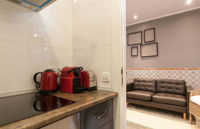 Lovely and Central 4 BR Apartment - Photo 14