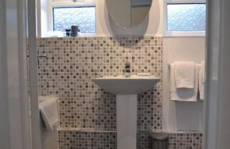 Entire 3 bedroom house near Caerphilly station - Foto 8