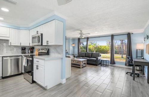 Relaxing 4 bedroom home with Pool - Photo 12