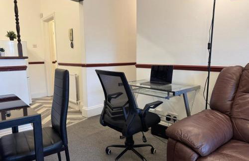 Sunny Beachside Apt with Free Parking - Foto 5