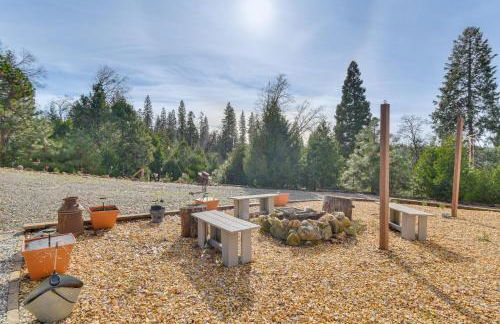 Deck and Wooded Views 5-Acre Auberry Retreat! - Foto 2