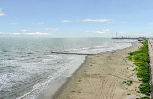 Coastal Blue Beach House with 3 Bedrooms and Just off the Seawall - Foto 17