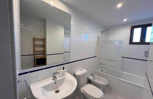 Urban Retreat with Views & Terrace - Foto 21