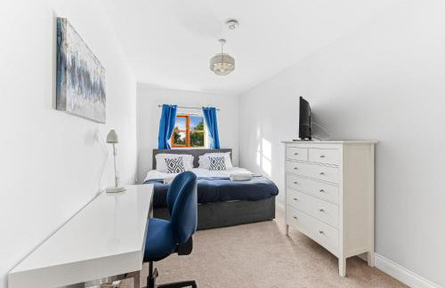 Loughton House - Central Location - Driveway Parking, Self-Check-In, Garden, Super-Fast Wifi and Smart TVs by Yoko Property - Foto 8