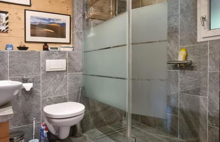 Very comfortable, fully equiped two bed appartement in private chalet entire floor Near La Clusaz, Grand Bornand, Annecy and lake and private terrace Bbq - Foto 11