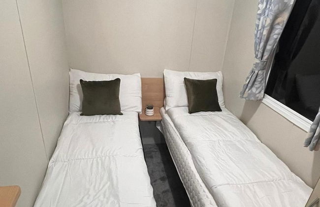 3 Bedroom Caravan - Sleeps 8 - Parking, Wifi, Pool - Photo 5