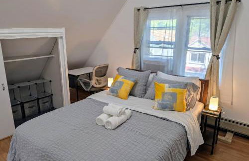 Spacious duplex retreat in city w/ Parking nearby - Foto 32