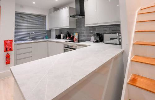 Luxury 2 Bed Maisonette with Parking Near Tube - Foto 10