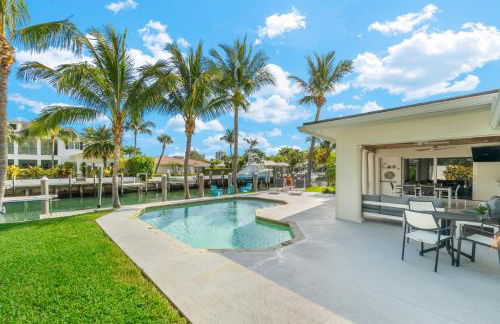 Seven Palms Waterfront- Private Dock, Heated Pool & Lanai -Walk to beach! by Maven Vacation Rentals - Foto 34