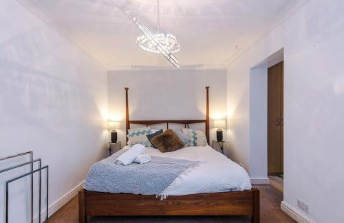 4 Bed House - Sleeps 8 - Free Parking - Manchester - Foto 5