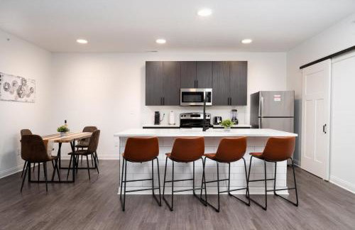 Sunrise Glow Spacious 2BR 2BA 2 King Beds Gym WFH - Foto 9