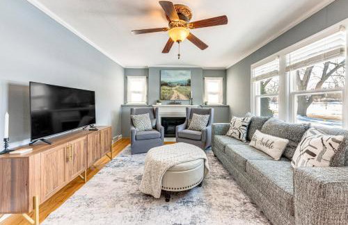 3 Mi to Hospitals Inviting Rockford Home with Yard! - Foto 1