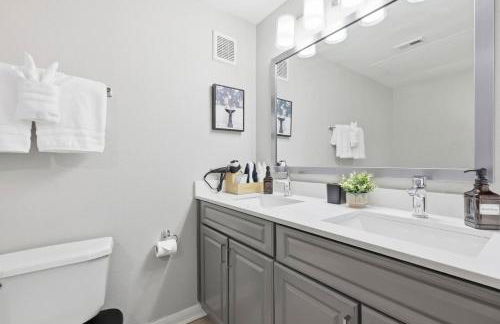 Chick modern Haven Elegant stay with modern views - Photo 16