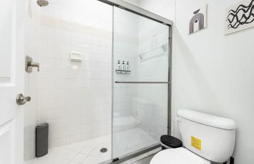 Newly Remodeled Lakefront Oasis - Foto 18