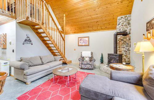 Cozy Birchwood Retreat on UTV Trail with Hot Tub! - Foto 1