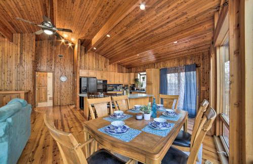 Grand Escape w/ Deck, Game Room, Nature View! - Foto 14