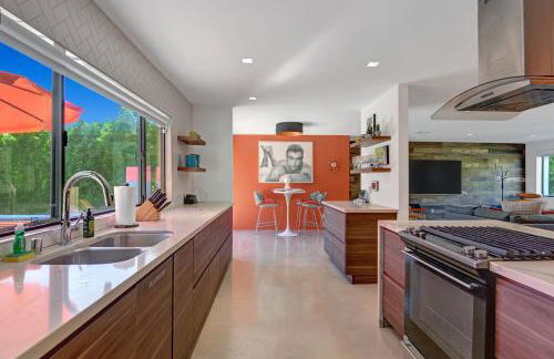 Ultra Luxury Resort Like Compound Pool, Spa, Fire Pit- Close to Everything- 4BD/2.5BTH - Foto 13