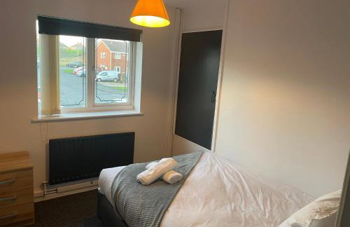 Tipton 2 Bedroomed long Stay Pad van or car free parking - Foto 10