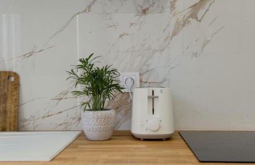 Central Studio - Bright & Modern - Private Terrace - AirCon - Near Train & Beach - Foto 35