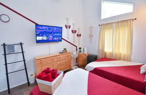 Bool Bear Lodge a pet friendly Pocono Vacation Home with Fireplace, BBQ and more - Foto 16