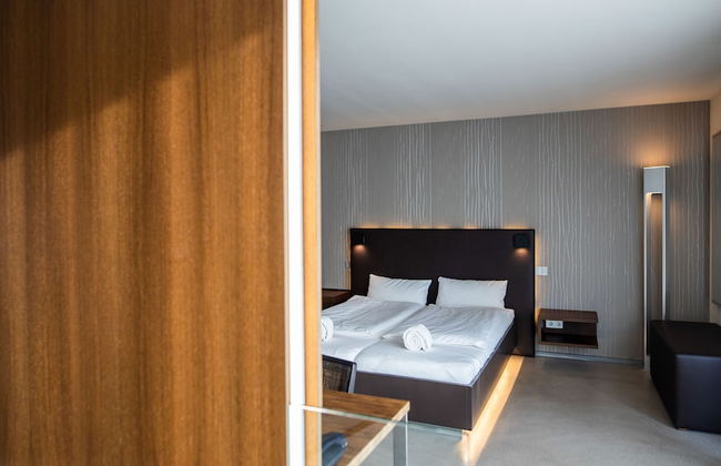 Car by Side - Foto 26