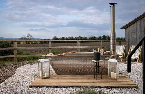 Luxury Shepherd hut with hot tub - Photo 25