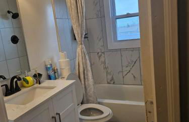 Cozy Roomy family sized apartment on major bus route close to all - Foto 30