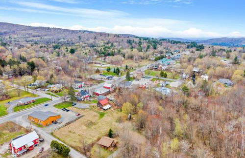 Cozy 3BR Retreat in Downtown Bethlehem - Hot Tub, Trails, Near Ski & Hike - Photo 25