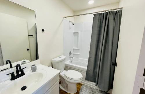 Glendale Gem with Pool & Office in Prime Location - Foto 10