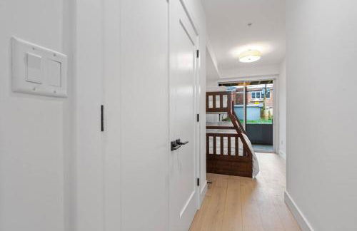 Charming Oasis in DC near Metro with Fenced Backyard Free Parking and WIFI Capitol View1 - Foto 3